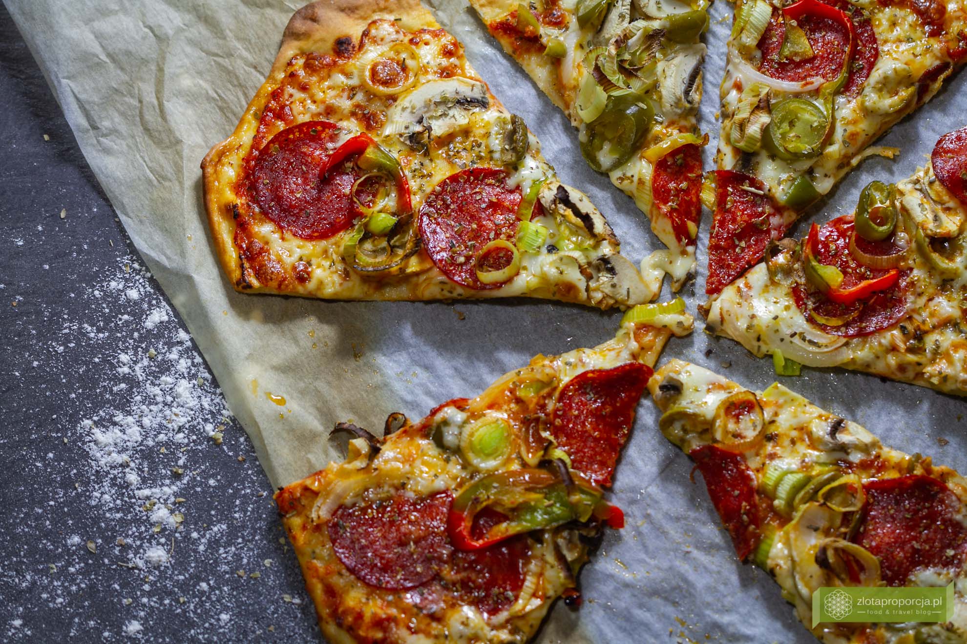 Вынув пиццу из духовки, посыпьте ее орегано и начните настоящий итальянский праздник 🙂